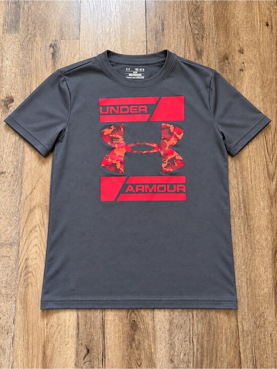 Under Armour Other - Under Armour Youth MD Loose Black Short-Sleeve Tee with Red Camo Logo